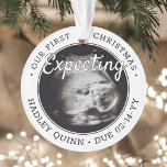 Ornamento 2 Pais De Ultrassom De Bebê De Foto Esperando Mode<br><div class="desc">Celebre o presente de precioso do seu mais novo membro da família com um ornamento acrílico fotoredondo de na moda 2. A design neutra em termos de gênero é adequada para um novo menino ou menina. Palavras e imagens neste modelo são simples de personalizar, e podem ser diferentes ou iguais...</div>
