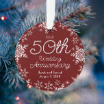 Ornamento 50º Aniversário do Casamento Flocos de Neve Vermel<br><div class="desc">Esta elegante design de aniversário de casamento mostra uma delicada borda de floco de neve em um fundo vermelho escuro! A coleção de produtos de coordenação está disponível no nosso compro, zazzle.com/store/doodlelulu. Entre em contato conosco se precisar deste design aplicado a um produto específico para criar seu próprio item de...</div>