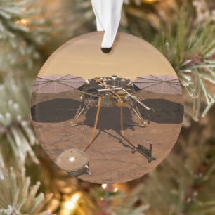 Ornamento A Insight Lander Operando Na Superfície De Marte.