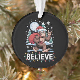 Ornamento Acredite Natal Pé Grande Sasquatch Papai Noel Chap