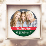 Ornamento Ama Sua Avó | Red Green Color Block Two Photo<br><div class="desc">Esta moda e na moda de natal apresenta duas fotos de você e de sua avó,  com blocos de cores modernos em vermelho festivo e verde com tipografia escrita branca e corações bonitinhos rabiscados. O ornamento diz "nós te amamos avó".</div>