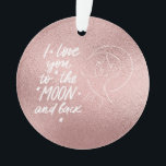 Ornamento Amo-Te À Lua E À Rosa Dourada<br><div class="desc">"Fez um toque de amor e encanto para suas comemorações de Natal com esta decoração de árvore de Natal "Eu te amo na lua e nas costas". Não é só para o Natal; este lindo ornamento é perfeito para qualquer estação, calor radiante e sentimento. O rosa dourado apresenta uma mensagem...</div>