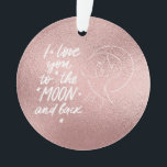 Ornamento Amo-Te À Lua E À Rosa Dourada<br><div class="desc">"Fez um toque de amor e encanto para suas comemorações de Natal com esta decoração de árvore de Natal "Eu te amo na lua e nas costas". Não é só para o Natal; este lindo ornamento é perfeito para qualquer estação, calor radiante e sentimento. O rosa dourado apresenta uma mensagem...</div>