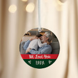 Ornamento Amo-Te Papá | Red Green Color Block Two Photo<br><div class="desc">Este ornamento de natal de tenda e na moda apresenta duas fotos de você e seu avô,  com blocos coloridos modernos em vermelho festivo e verde com tipografia escrita branca e corações bonitinhos rabiscados. O ornamento diz "nós te amamos papai".</div>