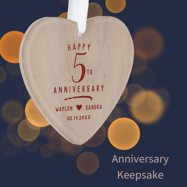 Ornamento Aniversário de Casamento do Presente de 5 Wood (Wood gift is traditional  for the 5th wedding anniversary. This personalized heart commemorates it.)
