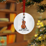 Ornamento Apenas Cellin Cellist Performance Music Personaliz<br><div class="desc">Este Enfeites de natal "Apenas Cellin" faz um presente de excelente para um celista ou como um presente para você mesmo nos tempos em que você está apenas resfriando ou em qualquer ocasião especial. Adicione um nome ou ano de feriado usando nosso botão "Personalizado" acima</div>