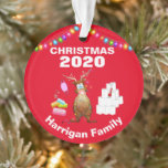Ornamento Árvore de Natal Covid 2020 Personalizada Engraçado<br><div class="desc">2020 foi um ano e tanto! Este será um natal como nenhum outro, espalhar risos com um sorriso divertido de árvore de natal do vírus corona. Apresentando o texto "Natal, 2020 e seu nome familiar". Uma rena bonita enredada em luzes de fada, alguns itens icônicos de 2020; rolo de privada,...</div>