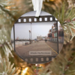 Ornamento Atlantic City Beach Boardwalk sobre cinema<br><div class="desc">Atlantic City Beach Boardwalk no Film Apesar de eu ter sido nascer no NJ, há muitos anos, lol, o fim de semana do Dia Memorial 2010 foi a minha primeira visita ao famoso passeio da Atlantic City. Eu experimentei muitas emoções diferentes descendo White Horse Pike, Absecon, NJ em direção a...</div>