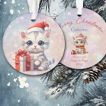 Ornamento Avô, Gatinho Bonito com Presente de Natal<br><div class="desc">Aqui está um Enfeites de natal bonito para aquela neta especial, filha ou sobrinha! Um gatinho listrado de cinza com grandes olhos azuis veste um chapéu de Papai Noel vermelho e branco e segura um presente decorado com fita vermelha e arco. A imagem é colocada sobre um fundo cor-de-rosa e...</div>