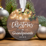 Ornamento Avós Primeiro Natal String Foto das Luzes<br><div class="desc">***** Não se esqueça de carregar sua foto favorita no verso. Se você não precisa da colocação de fotos, você pode removê-la usando a ferramenta design ***** Celebrar seu Primeiro Natal como Avós com esta Madeira Rústica Olhar a Corda de Natal Ilumina Ornament de Foto. Adicionando uma foto e um...</div>