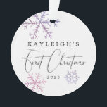 Ornamento Baby Girl First Christmas Pink Snowflakes Foto<br><div class="desc">Enfeites de natal bonito para um bebê recém-nascido com flocos de neve cor-de-água rosa e púrpura. O texto elegante no topo diz "O Primeiro Natal de XX". Adicione uma foto na parte traseira do ornamento.</div>