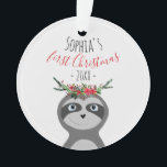 Ornamento Baby Girls First Christmas Photo Sloth & Name<br><div class="desc">Esta linda e festiva design de 1rua de Enfeites de natal apresenta uma adorável preguiça cinza, uma coroa de flores de Natal com poinsetos, pinecones e mistos, assim como espaço para você adicionar uma foto e um nome em tipografia fofa. A única e perfeita vitória floral para o primeiro Natal...</div>