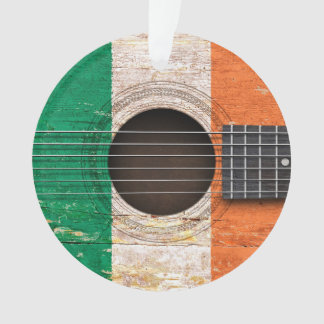 Ornamento Bandeira irlandesa na guitarra acústica velha
