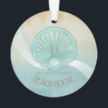 Ornamento Beach House Clam Shell Aqua Blue ID623<br><div class="desc">Este design de ornamento acrílico nas cores suaves do mar e da areia permite que você adicione facilmente seu próprio nome e texto usando o modelo fornecido. A simples imagem da concha de moluscos em um fundo angustiado e aquoso é realçada por um sotaque de onda em aqua e branco....</div>