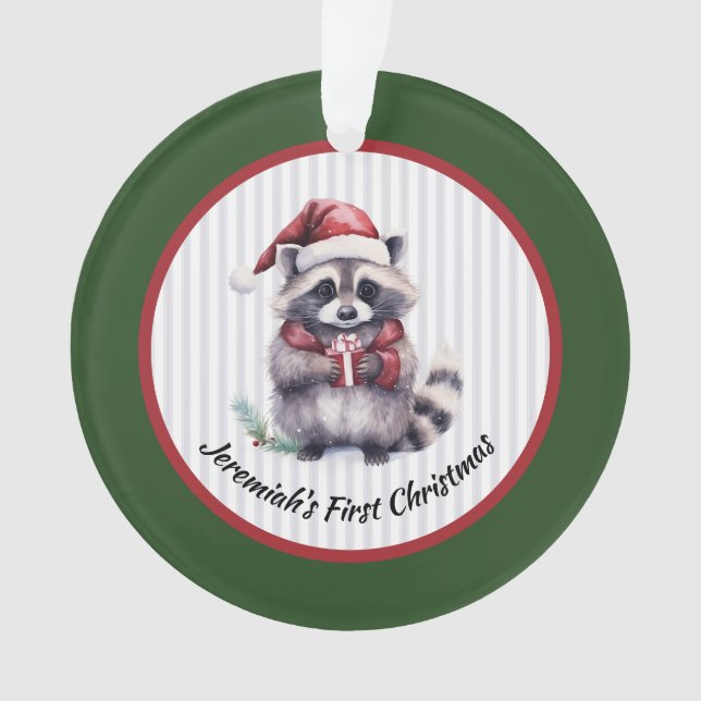 Ornamento Bebê Mapache Segurando Presente Primeiro Natal da  (Frente)