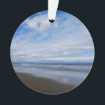 Ornamento Bethany Beach I<br><div class="desc">Algumas praias da Costa Leste são cheios de pessoas e edifícios e outras são cheios da natureza. Aqui está uma simples foto de praia de uma praia tranquila em Delaware, Bethany Beach, durante a temporada fora de abril. Esta foto também é apresentada como o papel de parede widescreen "Bethany Beach...</div>