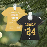 Ornamento Black & Yellow Baseball Coach Team Jersey<br><div class="desc">Comemore uma época incrível para o treinador de beisebol dos seus filhos com este ornamento personalizado legal em uma mira preta e amarela. Personalize a frente com o ano, com "Treinador" acima, e adicione mais detalhes à parte traseira, incluindo nome do treinador, nome da equipe ou da liga, estação e...</div>