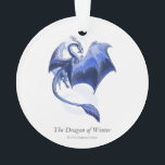 Ornamento Blue Winter Dragon Fantasy Art<br><div class="desc">Procurando mais presentes, artigos de papelaria, roupas e utensílios? Visite a loja Critterwings para mais Dragão de inverno e outra arte de fantasia! Um dragão azul voador celebra a estação de inverno, espalhando suas asas contra um pano de fundo de flocos de neve brilhantes. Combinando fantasia e arte da natureza,...</div>