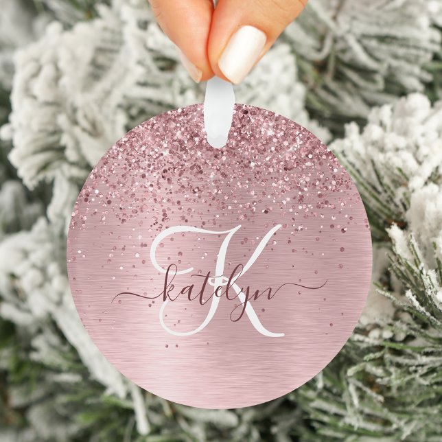 Ornamento Blush Pink Brushed Metal Glitter Monogram Name (Criador carregado)