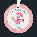 Ornamento Bonito Rosa Snowman Cookie Baker Nome de Natal<br><div class="desc">Ornamento Snowman Branco e Rosa para crianças e adultos. O ornamento perfeito para a vovó dar a seu padeiro favorito. Fundo do cookie pulverizado com as palavras "cookies do assar do Vamos", que podem ser alteradas se quiser. É um presente personalizado perfeito para a família ou amigos que amam o...</div>