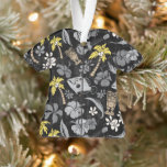 Ornamento Camisa Makapuu Beach Havaiana Batik Aloha - Azul<br><div class="desc">Mato preto com cinza, caqui, amarelo e natural. Makapuu Beach Hawaiian Tropical Tiki Batik é um impressão de conversa de tikis, palmeiras, peixes tropicais, ukeleles, hibisco e flores de plumeria. Esse design lembra os designs usados na vintagem de camisas aloha nos anos 1940 e anos 50. A textura batik adiciona...</div>