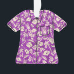 Ornamento Camisa Makapuu Beach Hawaik Aloha<br><div class="desc">Via violeta. Um impressão de conversa entre tikis,  palmeiras,  peixes tropicais,  ukeleles,  hibisco e flores de plumeria lembra os designs usados nas camisas de aloha da vintage nos anos 40 e anos 50. A textura batik adiciona uma textura única em todo o design e vem em várias cores.</div>