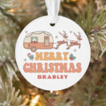 Ornamento Camping Merry Christmas Reindeer Nome Personalizad<br><div class="desc">Camping Merry Christmas Reindeer Personalized Name Ornament apresenta o texto "Feliz Natal" numa tipografia retrô com uma caravana decorada festiva sendo puxada por renas e acentuada com flocos de neve e holly. Personalize com seu nome personalizado. Projetado pelo Evco Studio www.zazzle.com/store/evcostudio</div>
