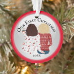 Ornamento casal lésbico primeiro Natal FOTO romântico vermel<br><div class="desc">Celebre seu primeiro Natal junto com esta ilustração adorável de um casal caucasiano loiro e morena com cabelo ondulado no ombro sentado de costas para você vestindo suéteres feios de Natal e chocolate quente de bebendo. As palavras, nosso primeiro Natal seguido do ano, aparecem na frente e o verso tem...</div>