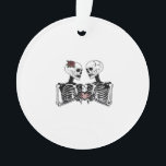 Ornamento Casal Romântico de esqueleto - Gótico com Mãos Car<br><div class="desc">Um design de esqueleto romântico com mãos góticas. Brincadeira,  estranha e única.</div>