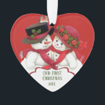 Ornamento Casal Snowman, Primeiro Natal<br><div class="desc">Este design adorável apresenta um estilo vintage, boneco de neve e mulher de neve vestindo chapéus de férias com lenços vermelhos. O texto no final diz: "NOSSO PRIMEIRO NATAL - 20XX". Isto deve ser personalizado. A parte de trás do ornamento tem uma área onde você pode adicionar sua mensagem de...</div>
