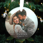 Ornamento Casamento de Foto Personalizado entre o Sr. e a Sr<br><div class="desc">Comemore seu dia especial com nosso Ornamento de Casamento Fotográfico Personalizado do Sr. e Sra.,  com caligrafia elegante e uma foto personalizada dos recém-casados. Este eterno é perfeito para comemorar seu primeiro Natal como casal casado ou como um lembrete duradouro do seu casamento!</div>