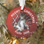 Ornamento Cat MEOWY CHRISTMAS 2 Foto Vermelho<br><div class="desc">Comemore o Natal de um gato com duas fotos neste ornamento de fachada dupla com fundo vermelho com flocos de neve e estrelas e um lugar para adicionar seu texto personalizado na frente. Altere ou elimine o texto conforme desejado. O estilo, o tamanho e a cor da fonte do texto...</div>