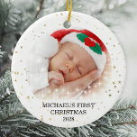 Ornamento Cerâmico de Foto do Bebê de Natal<br><div class="desc">Este Enfeites de natal bonito é decorado com estrelas douradas sobre fundo branco. Facilmente personalizável com o nome do bebê,  ano e foto. Note que as pequenas estrelas brancas não estão incluídas na design.</div>