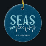 Ornamento Cerâmico de Fotos de Saudações e Mares<br><div class="desc">Envie Seas e Saudações à família e amigos nesta temporada de férias.
Um ornamento fotográfico náutico sobre fundo azul-oceano. Foto de cheio.</div>