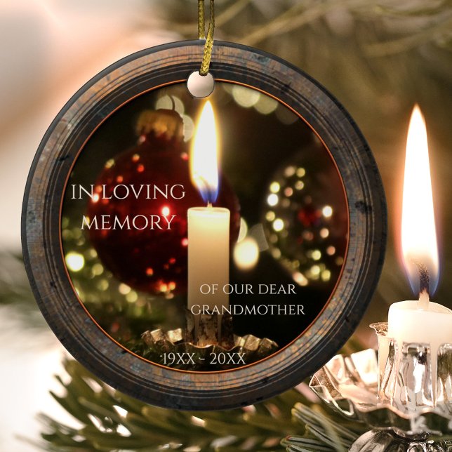 Ornamento Cerâmico do Memorial da Vela (Memorial Christmas ornament featuring an image of a candle with sparkling lights and rustic metal)