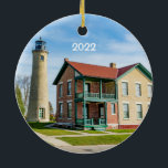 Ornamento Cerâmico dos Faróis de Kenosha<br><div class="desc">O farol do North Pier,  que se sobrepõe à praia da Ilha Simmons e do Farol de Southport. Anteriormente,  uma grande cidade de fabricação de automóveis,  agora uma casa popular para viagens ao trabalho a Milwaukee e Chicago.</div>