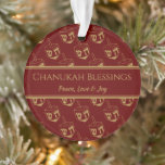 Ornamento CHANUKAH BLESSINGS Customized Dreidel Burgundy<br><div class="desc">Na moda, adorno elegante para o seu decor HANUKKAH. O design mostra um impressão de sonho dourado em um padrão em camadas com texto personalizável de espaço reservado que você pode substituir por sua própria escolha de saudação e texto. O esquema de cores é burgundy e ouro. Outras versões estão...</div>
