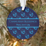 Ornamento CHANUKAH BLESSINGS Personalizado Dreidel Blue Cyan<br><div class="desc">Na moda, adorno elegante para o seu decor HANUKKAH. O design mostra um impressão de sonho ciano em um padrão em série com texto personalizável de espaço reservado que você pode substituir por sua própria escolha de saudação e texto. O esquema de cores é azul e ciano da meia-noite. Outras...</div>