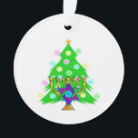 Ornamento Chanukkah e Natal<br><div class="desc">Hanukkah e o Natal são junto perfeitos para as famílias inter-religiosos que comemoram ambos os feriados. Caracterizando um menorah do chanukah na frente de uma árvore de Natal que traz para fora o espírito dos feriados.</div>