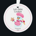 Ornamento Chef Rosa Snowman Cookie Nome do padeiro Natal<br><div class="desc">Snowman Baker Ornament, cor-de-rosa e branco, para crianças e adultos. O ornamento perfeito para a vovó dar a seu padeiro favorito. Fundo do cookie pulverizado com as palavras "cookies do assar do Vamos", que podem ser alteradas se quiser. É um presente personalizado perfeito para a família ou amigos que amam...</div>