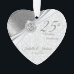 Ornamento Classy Damask - 25 Silver Casamento Aniversário<br><div class="desc">25 de Casamento 💕 Aniversário Keepsasasaame Ornament Design. Este belo ornamento será atingido por esse casal especial ou pessoa(s). Também funcionaria bem para qualquer outro evento ou ocasião, como um noivado, casamento, aniversário, graduação, aposentadoria, etc., simplesmente mudando a redação. Um design moderno pronto para você personalizar. ✔ NOTA: APENAS MUDE...</div>