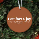 Ornamento Conforto e alegria Natal minimalista moderno<br><div class="desc">Apresentando o nosso Enfeites de natal moderno minimalista de conforto e alegria Terracotta com a Foto, uma adição calorosa e personalizada ao seu decoro de férias. Feito com um design minimalista, este ornamento de terracota irradia um encanto acolhedor e é adorado com a mensagem sincera de "Conforto & Alegria". O...</div>