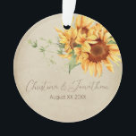 Ornamento Cores d'água Girassóis em pergaminho desbotado<br><div class="desc">Este romântico ornamento de manutenção de casamento apresenta um design floral vintage. O fundo é um design de papel pergaminho,  com aspecto rústico e esmaecido,  acentuado com ouros de girassol a cores. No topo,  figura um delicado buquê selvagem,  com os nomes do casal impressos abaixo.</div>