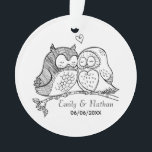 Ornamento Corujas doces em casais feitos sob encomenda<br><div class="desc">Ilustração doce dos pássaros do amor no ornamento feito sob encomenda da lembrança a personalizar com datas e nomes para alguma ocasião romântica.</div>