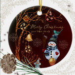 Ornamento Cute Snowman<br><div class="desc">Procurando Enfeites de natal bonitinhos? Não olhe mais que este Enfeites de natal de Snowman. É perfeito para quem ama o Natal com a sua design festiva. O ornamento é enfeitado com uma árvore ouro com ornamentos pendurados, flocos de neve, e um bonitinho bonitão Snowman com um pássaro a tocar-lhe...</div>