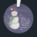 Ornamento Cute Snowman Bunco Dice Monogramas<br><div class="desc">Maravilhosa tipografia Bunco "Let The Good Times Roll" com sorte Bunco dice. Possui um bonitão de neve com fundo azul. Monograma com seu nome de jogador/amigo e ano de presente.</div>