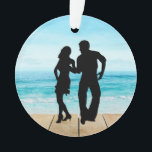 Ornamento Dance Ornament - Beach Shag Dancing<br><div class="desc">Espero que goste disto como um ornamento para a tua árvore, um banquete redondo de um ano para pendurar na tua casa, um presente para os teus amigos dançarinos de merda... tu dás-lhe o nome! Eu paguei as taxas pelas Licenças Estendidas para pegar o doca e o oceano para dar...</div>