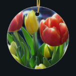 Ornamento das tulipas<br><div class="desc">Ornamento das tulipas. A tulipa holandesa vermelha & amarela floresce no ornamento morno da foto da luz solar do primavera. Este ornamento do presente da flor é inteiramente customizável! Adicione e personalize com seus textos e imagens! Um presente floral bonito para o amante da flor!</div>