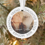 Ornamento de Árvore de Natal Memorial de Foto de T<br><div class="desc">Um ornamento simples, mas na moda memorial, da árvore de natal personalizado com sua fotografia favorita de seu ente querido e texto que diz 'FILHA, IRMÃ, MULHER, AVÓ, AMIGO' (pode ser mudado para se adequar à pessoa) seu nome e data. Todos os estilos de fonte e cores de fundo podem...</div>