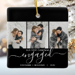 Ornamento De Cerâmica 1rua de Natal Envolvido 3 Foto - Script Branco Pre<br><div class="desc">Comemore o seu noivado com este belo ornamento moderno do keepsasaame. O texto branco lê "Nosso primeiro Natal engajado", com a palavra "engajado" em uma escrita elegante com elogios antes e depois. Substitua as três imagens de exemplo por suas fotos verticais favoritas e adicione seus nomes e o ano em...</div>